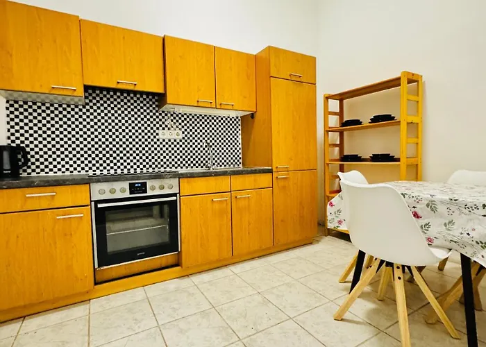 Affordable Apartment, 4 Minutes From Stadthalle And U6 Metro Appartement